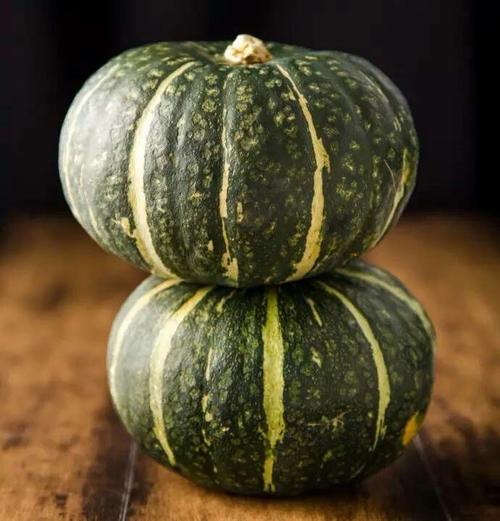 日照充足,氣溫晝夜溫差大,作物消耗養料少,有利于瓜果和糖料作物的